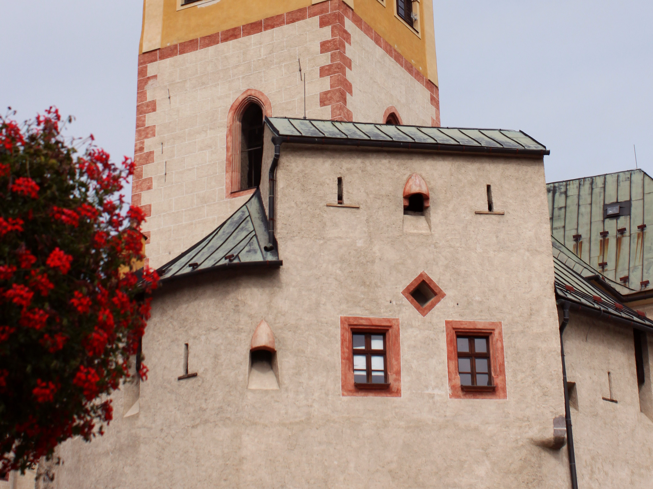 Historický detail veže Barbakanu