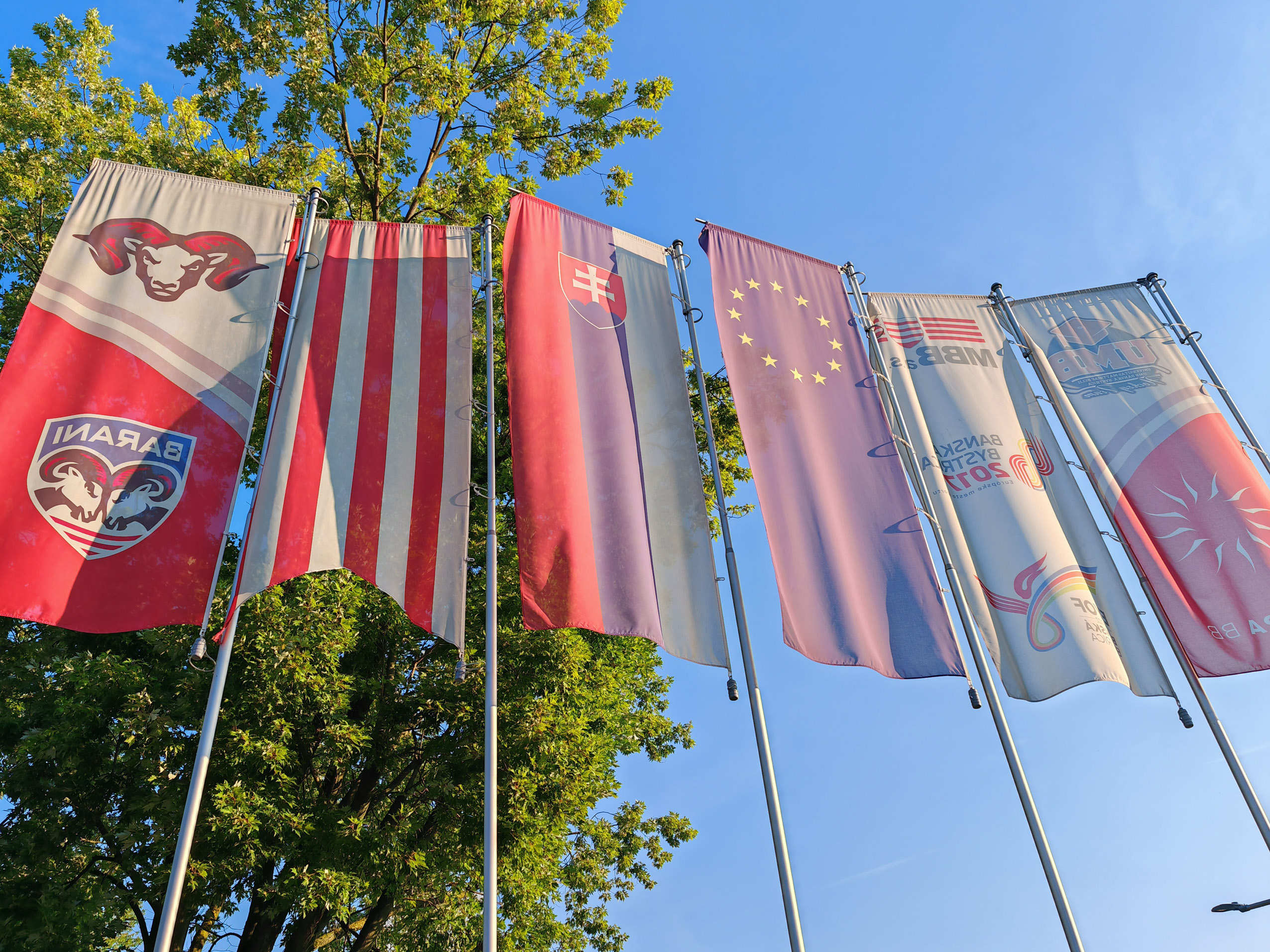 Vlajky pri zimnom štadióne Banská Bystrica